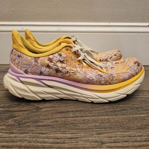 HOKA x Free People Movement Clifton 8 Gold
Coast Floral Size 7.5